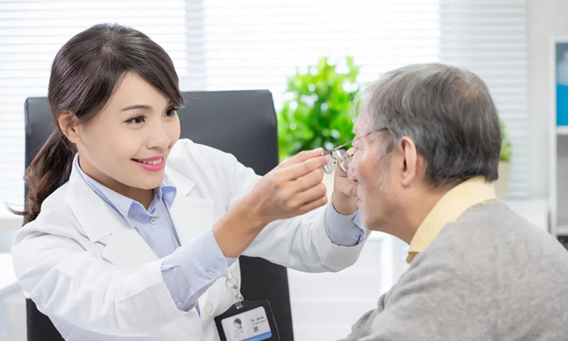 剛進(jìn)入40歲，你能接受戴老花鏡嗎？