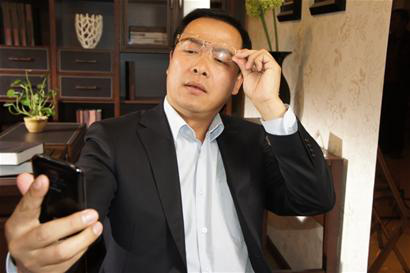 戴傳統(tǒng)老花鏡看遠一片模糊，老花鏡怎么配？