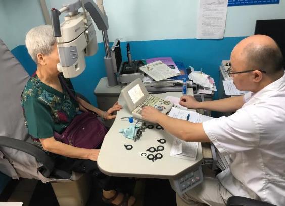 老年人視力較弱，戴老花鏡有哪些注意事項(xiàng)？