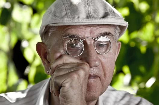 如何購買一副好的老花鏡？什么是漸進多焦鏡？