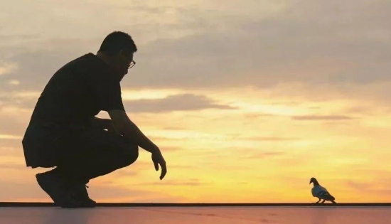 警惕老花眼提前來襲，人到中年換戴多焦鏡，不再為老花眼煩惱