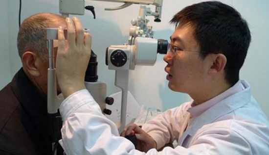 一副遠(yuǎn)近清晰的老花鏡，全天配戴都不用摘的漸進(jìn)多焦鏡