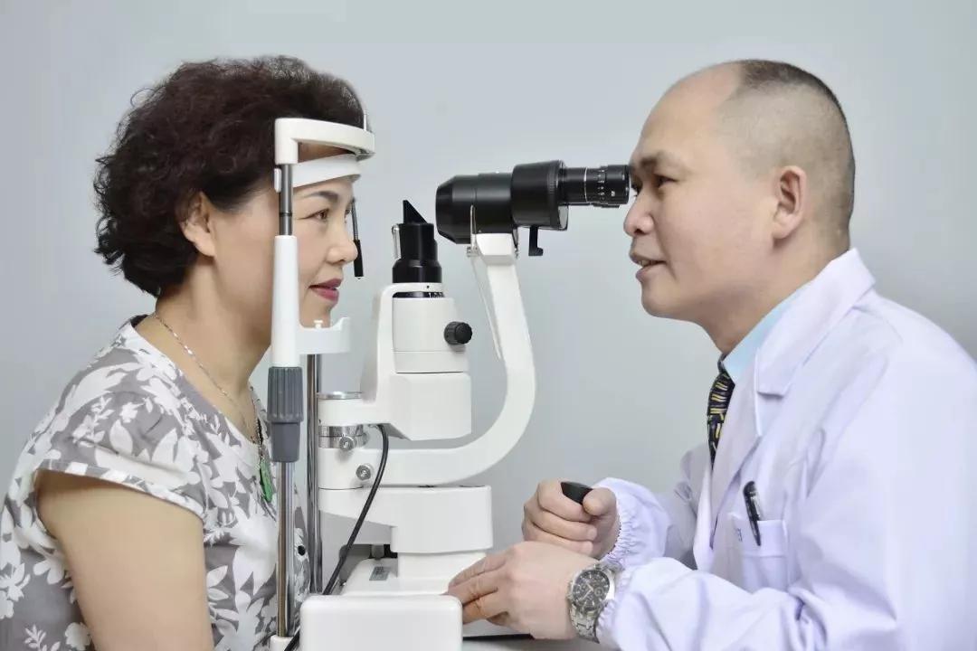 老花眼配鏡前必須驗(yàn)光，還要定期查視力！