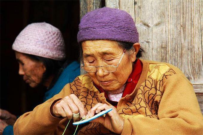 佩戴老花眼鏡，記住這四點，避免對眼睛造成傷害