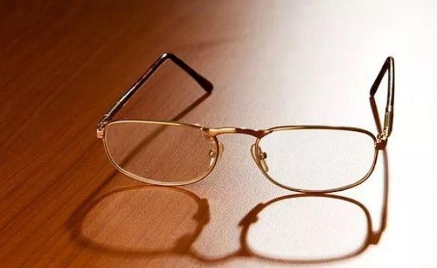 佩戴老花眼鏡，記住這四點，避免對眼睛造成傷害
